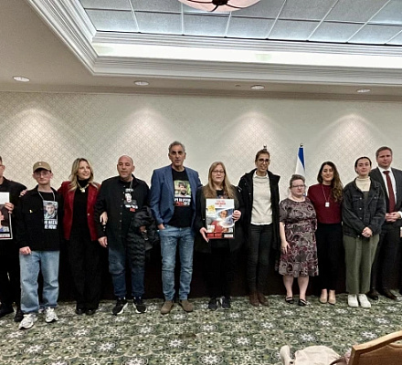 Семьи израильских заложников получили поддержку католиков во время визита в Вашингтон