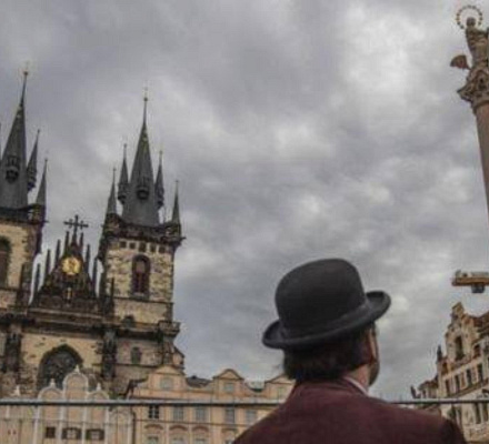 Die historische Säule mit der Statue der Jungfrau Maria wurde auf dem Altstädter Ring in Prag restauriert