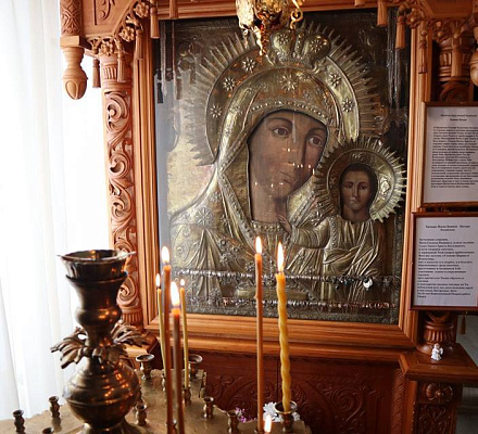 An der Myrrhen-Streaming-Ikone der kasanischen Muttergottes aus einem sibirischen Dorf werden Gläubige von Krankheit und Unfruchtbarkeit befreit