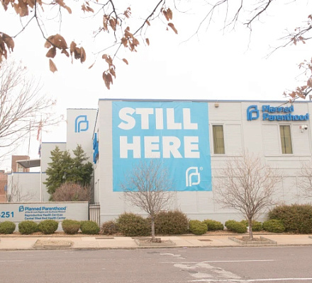 Planned Parenthood возобновляет аборты после того, как судья признает правила неконституционными