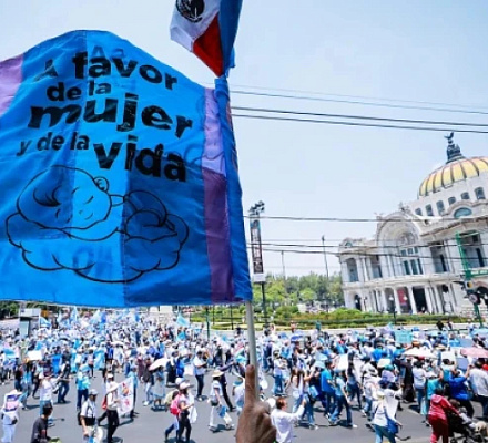 Тысячи людей вышли на марш за жизнь в Мехико