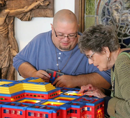 Мужчина из Мичигана 25 лет строит католическую церковь по одному Lego за раз