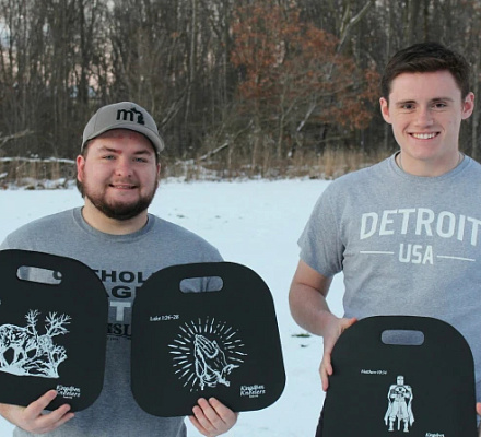 Больше молитвы, меньше боли: 2 студента колледжа разрабатывают вдохновленные верой подушечки для коленей