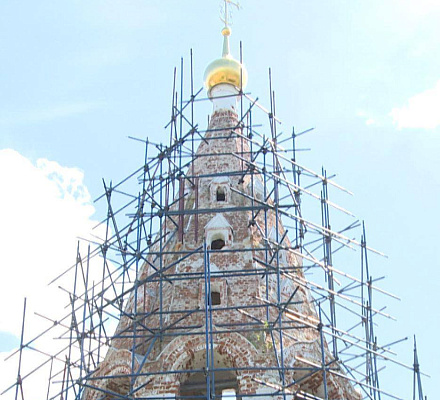 Das Kloster aus dem 14. Jahrhundert wird in der Nähe von Kolomna restauriert