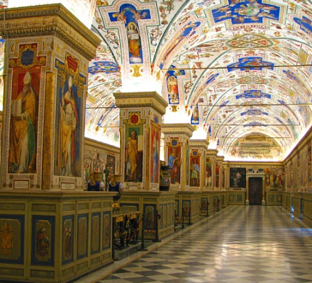 Папа Франциск перевез часть библиотеки и архива Ватикана в римскую семинарию