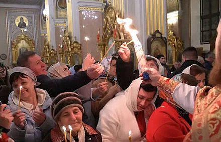 В Пасхальную ночь в Донецк доставлен Благодатный огонь