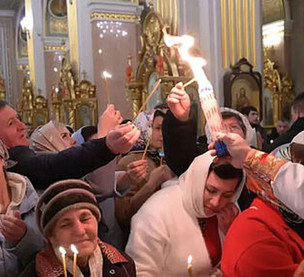 В Пасхальную ночь в Донецк доставлен Благодатный огонь