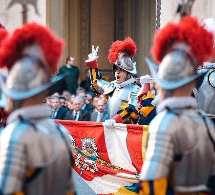 Rekruten der Vatikanischen Garde vereidigt