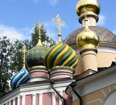 Die Kirche der Verklärung in einem der Güter von Peredelkin wird zu ihrem historischen Erscheinungsbild zurückkehren