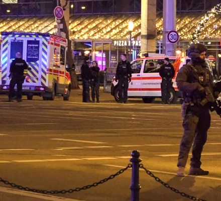 ОБНОВЛЕНО: Пострадавшие на рождественском рынке в Германии: автомобиль протаранил толпу людей