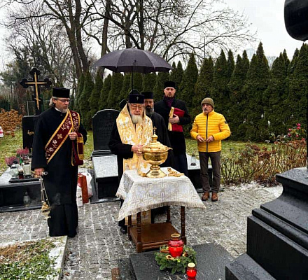 Молебен над могилой митрополита Стефана