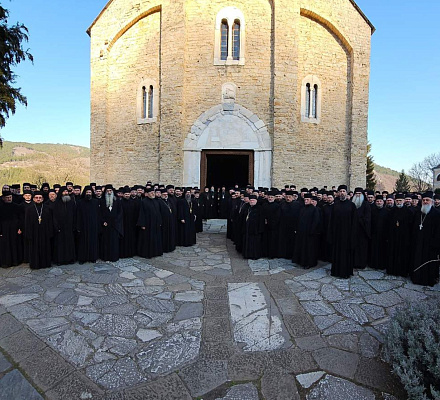 Собор духовенства и монашествующих в монастыре Студеница