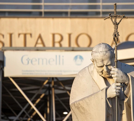 Состояние здоровья Папы Римского остается стабильным после респираторного кризиса