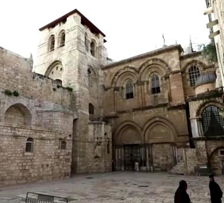 Um das Heilige Feuer zu empfangen, dürfen nur fünfzehn Personen die Grabeskirche betreten