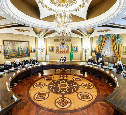 Святейший Патриарх Кирилл возглавил работу очередного заседания Высшего церковного совета