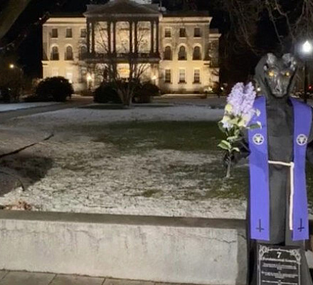 Статуя Бафомета, дважды установленная к Рождеству «Храмом сатаны» у Капитолия штата Нью-Гэмпшир, была дважды уничтожена неизвестными