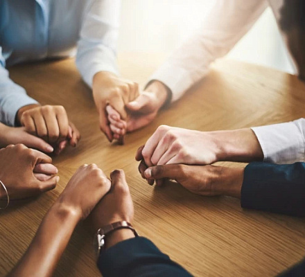 Харизматическое обновление в Испании принимает руководство епископов по "исцелению поколений