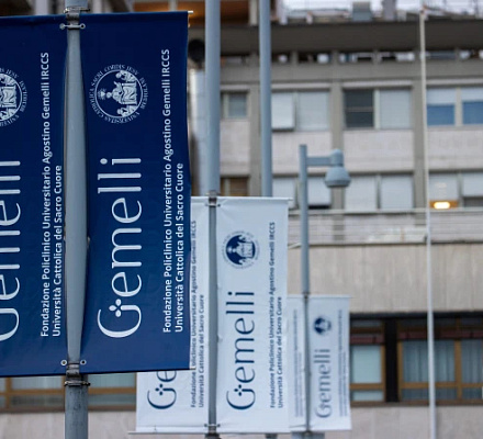 Папа Франциск "успокоился" после первой ночи в римской больнице