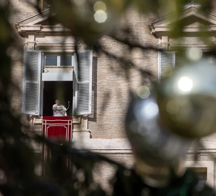 Мировые лидеры должны стать посредниками в установлении рождественского мира, призывает Папа Франциск во время Ангелуса