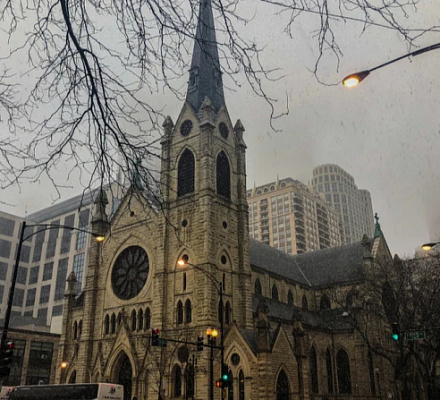 Чикагская архиепархия восстановила священника в сане после расследования случаев насилия