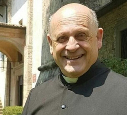 Priester mit Coronavirus stirbt, nachdem er sein Beatmungsgerät einer anderen Person gegeben hat