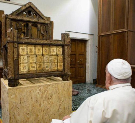 Что скрывается за вирусной фотографией Папы Франциска, почитающего стул?