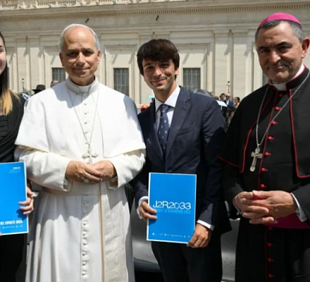 Молодые люди представляют Папе Льву XIV свой проект духовного обновления Европы