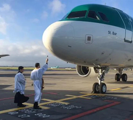 Благословение самолетов в аэропорту Дублина: Новый капеллан продолжает 77-летний обычай ирландских католиков