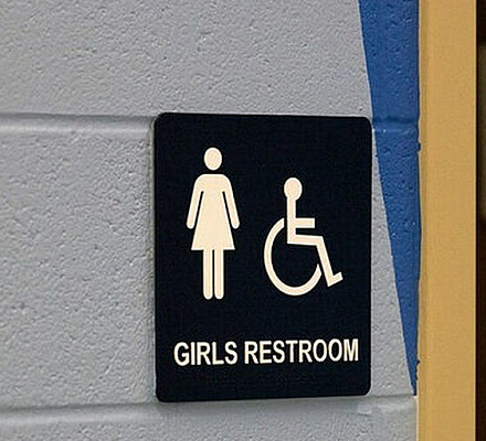 В Айдахо ввели расширенный запрет на использование трансгендерными мужчинами пространств, предназначенных для женщин