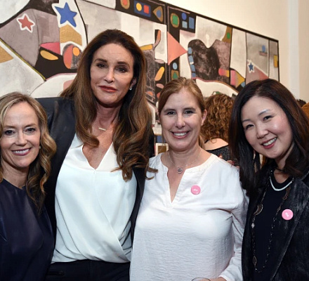 Женщина утверждает, что врачи "ускорили" ее переход на новый пол в подростковом возрасте, и подает иск.