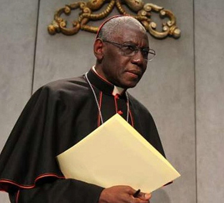 Kardinal Robert Sarah: Kommunion zum Mitnehmen ist nicht akzeptabel