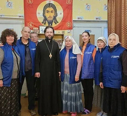 Состоялась встреча епископа Бердянского Петра с добровольцами Патриаршей гуманитарной миссии в Токмаке