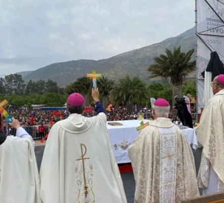 Более 50 000 чилийских молодых людей совершают паломничество к святилищу Святой Терезы Андской