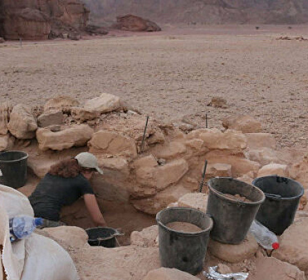Eine Inschrift, die Jesus und Maria gewidmet ist und bei der Ausgrabung einer alten Kirche gefunden wurde