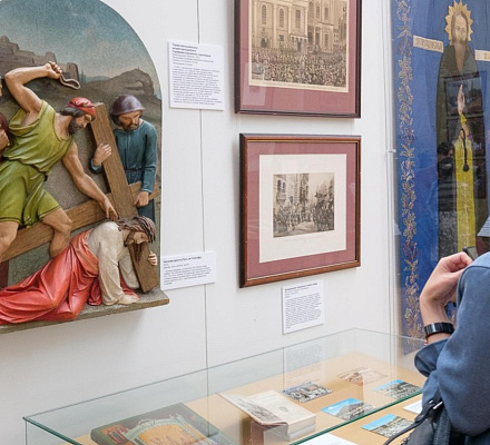 In der nördlichen Hauptstadt gibt es eine Ausstellung „Der Weg zum Schrein. Pilgertraditionen in den Weltreligionen '