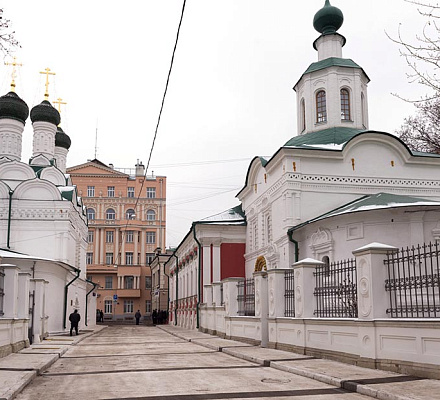 Die Liturgie nach dem altrussischen Ritus wurde im Hof von Tschernigow in Moskau durchgeführt