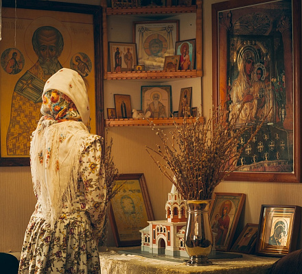 Чтение акафистов дома: нужно ли на это благословение?