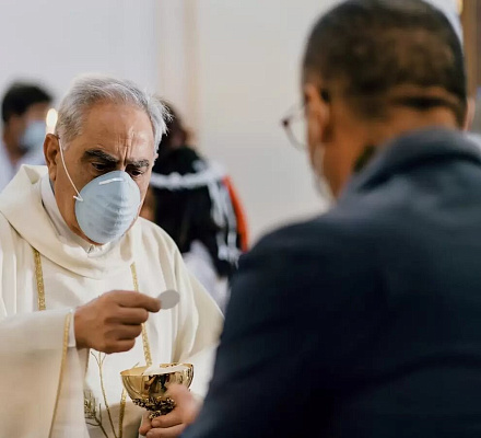 Französische Priester ohne Maske zum Dienst inhaftiert