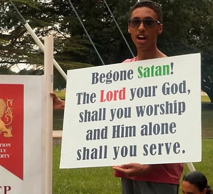 В Капитолии штата Канзас собираются отслужить «черную мессу» - христиане протестуют