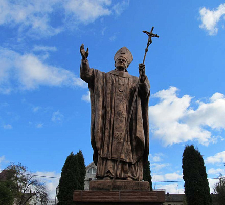 Памятник папе римскому Иоанну Павлу II в Могилеве, Беларусь