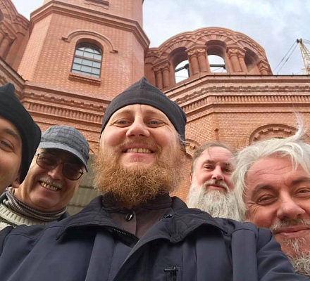 Die Geistlichen von Wolgograd antworteten mit einem gemeinsamen Selfie mit einem Lächeln auf die Kritik an Missgeschicklichen in sozialen Netzwerken
