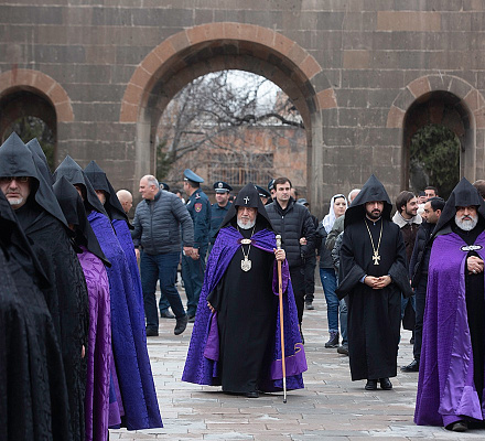 Предпраздник Вечери Господней совершили в Первопрестольном