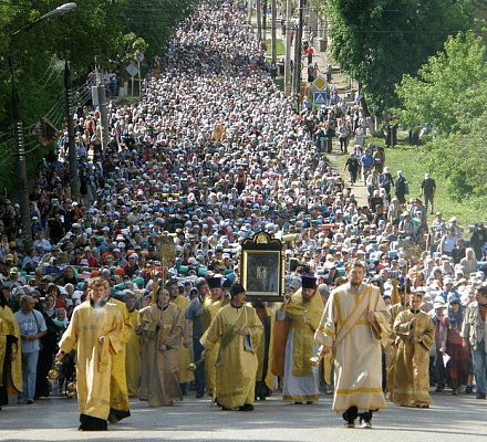 Warum gehen die Leute zur Prozession?