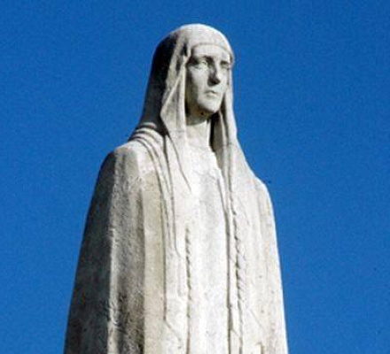 Статуя св. Женевьевы на парижском мосту Турнель (Франция)