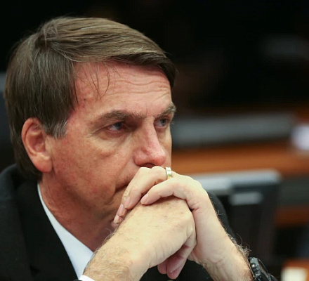 Две руки конференции бразильских епископов: Бросить книгу против предполагаемых заговорщиков переворота