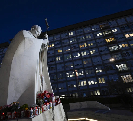 LIVE UPDATES: Ватикан отрицает планы папской поездки в Турцию, рентген показывает "улучшения
