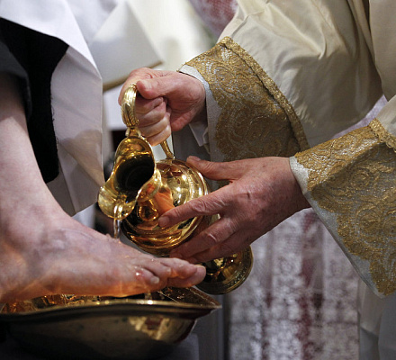 Italienischer Priester, der sich weigerte, Migranten die Füße zu waschen, die wegen Rassismus angeklagt waren