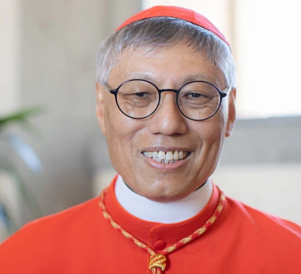 Кардинал Чоу в слезах во время молитвы за Папу Франциска в китайской базилике Шешань