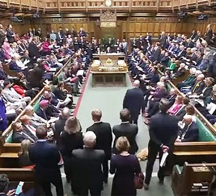 Ряд членов британского парламента просят прекратить ежедневную молитву в Палате общин