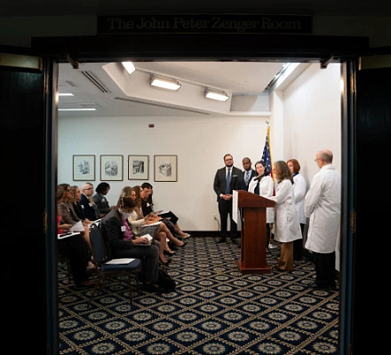 Врачи, придерживающиеся принципа "за жизнь", призывают обеспечить достойный "жизнеутверждающий" уход за беременными женщинами и детьми